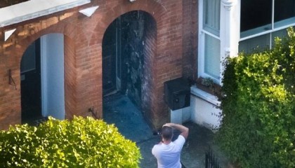 英媒：一名21岁男子因涉嫌对英国首相斯塔默房产纵火被捕