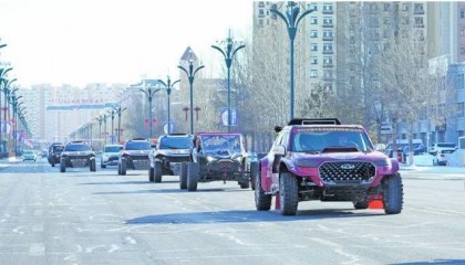 图片新闻：2025·中国汽车场地越野（冰雪）锦标赛呼伦贝尔站市内巡游活动举行
