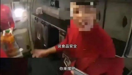 川航白金卡旅客要求摆餐遭拒刁难乘务组，资深飞友：非常愤怒，乘务长人特别好