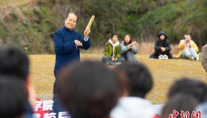 重庆万州：非遗进校园引围观