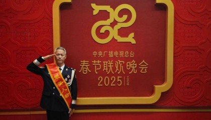 浙江金华民警楼仁斌亮相蛇年春晚