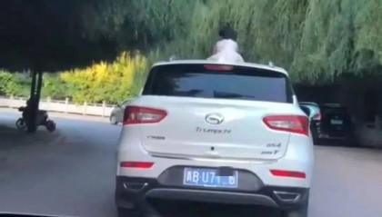 惊险！青海一女童竟端坐在行驶中的轿车车顶！