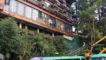 贵州千户苗寨景区观光车刹车失灵致游客受伤，亲历者：没人提醒系安全带，全车人都受伤；景区：正调查处置