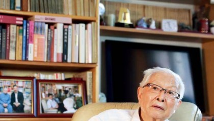 他没当上记者，却成了新闻界泰斗