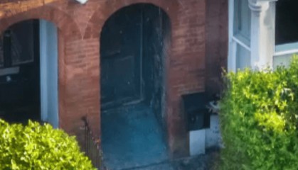 英国首相斯塔默名下房产起火，现场画面曝光！入口处遭到破坏