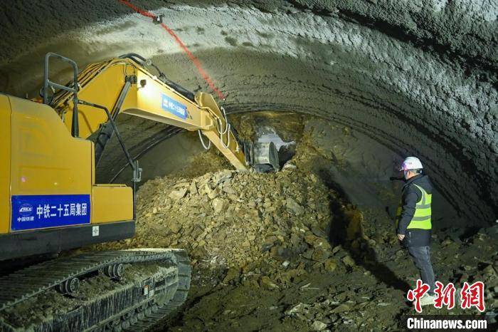 青海西宁至四川成都铁路四川段首座隧道顺利贯通