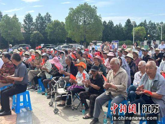 盐城大丰：文化志愿“大篷车”开进社区