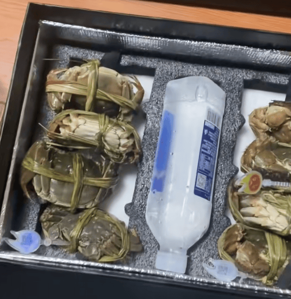 消费者花400元买到臭蟹客服建议蘸醋吃,“包退包赔”的售后执行严苛,网红蟹太太信任危机凸显,被协会除名屡遭行政处罚